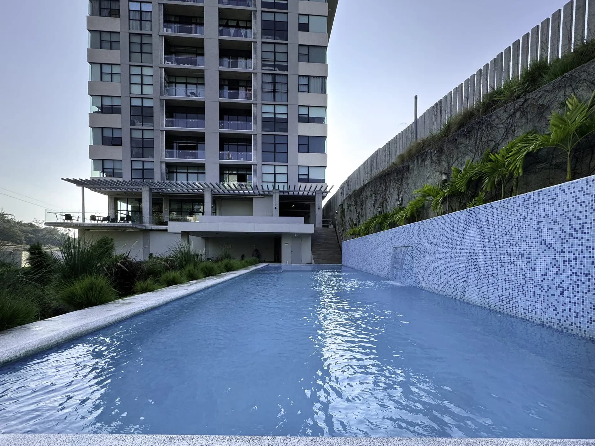 Lujoso Apartamento en Santa Elena – Piso 9 con Vistas Espectaculares