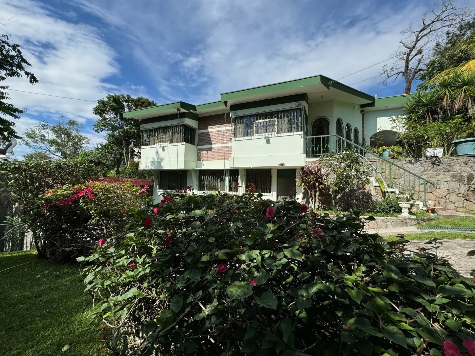 Preciosa casa en venta en los planes de renderos