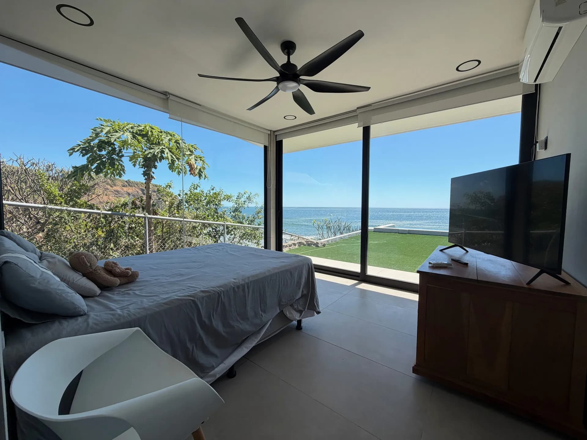 ¡Impresionante casa de playa frente al mar!